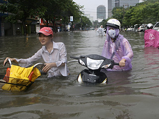 Число жертв самого мощного с 1984 года наводнения в центральных и северных районах Вьетнама достигло 20 человек