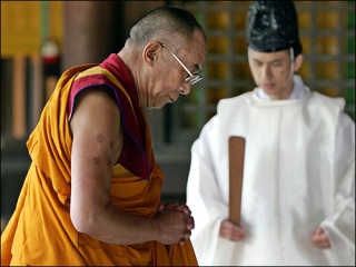 Далай-лама прибыл в Японию ради встречи со старыми друзьями