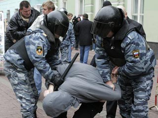 В столичной мэрии сообщили, что на 13:00 за нарушение правил проведения митингов, шествий и других массовых мероприятий в Москве задержано более 150 человек