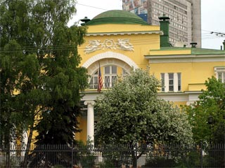 В резиденцию Джона Байерли были приглашены более 500 человек - российских политиков, журналистов, представителей культуры, искусства и спорта
