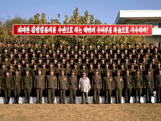 Лидер КНДР Ким Чен Ир посетил две воинские части, где наблюдал за проведением маневров и поощрил военнослужащих, сообщило в среду Центральное телеграфное агентство Кореи (ЦТАК)