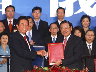 Китай и Тайвань подписали исторические соглашения о развитии торговли и транспортных связей