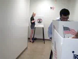 Актриса Кирстен Данст провела день выборов президента США на участках для голосования штата Северная Дакота, где совместно с режиссером Джейкобом Собороффом звезда Голливуда снимала эпизоды нового документального фильма