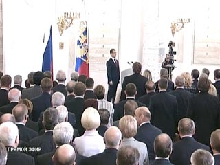 Увеличение президентского срока, предложенное в среду президентом Дмитрием Медведевым в ходе послания Федеральному Собранию, потребует изменения российской Конституции
