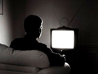 Длительное пребывание перед телевизором, а также дождливая погода способны развить у человека аутизм