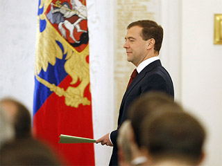 Продлив президентский срок, Медведев поздравил с избранием будущего американского коллегу Барака Обаму