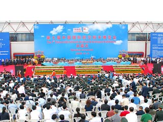 Российские ракетные системы заинтересовали китайских специалистов на авиакосмическом салоне Airshow China-2008 