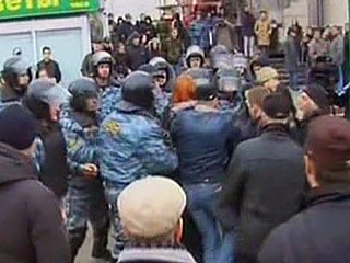 4 ноября активисты ряда националистических движений собрались в Москве около станции метро "Арбатская", планируя устроить шествие в сторону Красной площади. Однако, встретив ОМОН, они изменили свои планы и двинулись шествием по Старому Арбату