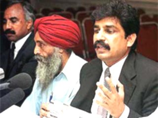 Шахбаз Бхатти (справа на фото) является основателем и бессменным лидером Всепакистанского альянса меньшинств