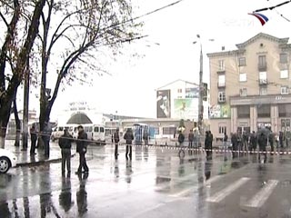 В Северной и Южной Осетии сегодня объявлен днем траура по жертвам теракта во Владикавказе, в результате которого погибли 12 человек
