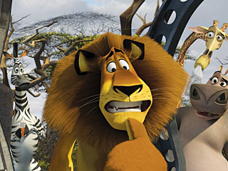 Продолжение нашумевшего мультфильма о сбежавших из нью-йоркского зоопарка животных "Мадагаскар 2" заняло первое место в строчке самых кассовых фильмов уикенда в США