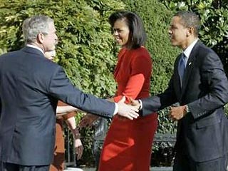 Избранный президент США Барак Обама впервые в этом качестве прибыл в Белый дом. Вместе с ним туда приехала и его супруга, будущая "первая леди" США Мишель Обама