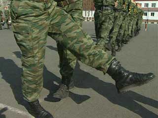 Правозащитная организация "Солдатские матери Петербурга" бьет тревогу: по сведениям организации, около 200 солдат не могут покинуть Южную Осетию из-за того, что их не отпускают домой собственные командиры