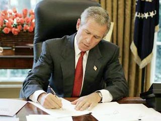 Президент Джордж Буш подписал указ о продлении на очередной год действия "чрезвычайного положения" в отношениях с Ираном, объявленного почти 30 лет назад его предшественником Джимми Картером