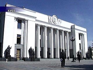 Оставшийся без спикера парламент Украины прервал работу до 18 ноября, чтобы согласовать антикризисные меры
