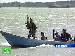 Пираты атаковали судно с российским экипажем у побережья Сомали, но оно ушл