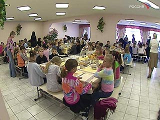 Молоко в российских школах может стать партийным: "Единая Россия" готова следить, как питаются дети