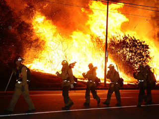 Лесные пожары, бушующие на юге Калифорнии (США) с ночи, уничтожили уже около 70 особняков в элитном поселке Монтекито