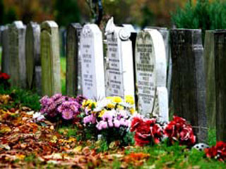 На британских кладбищах все сильнее ощущается дефицит свободных мест. Чтобы похоронить всех усопших, власти вынуждены дать добро на организацию "многоэтажных" могил