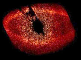 с помощью телескопа Hubble ученые обнаружили вокруг этой звезды газопылевое кольцо шириной около 34,5 миллиарда километров с очень четко очерченным внутренним краем