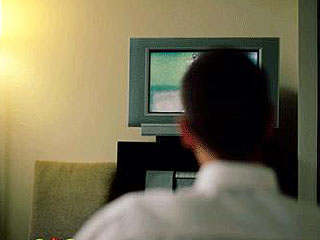 Несчастные люди чаще смотрят телевизор, установили социологи