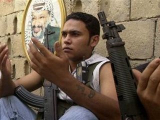 Палестинские силы самообороны (ПСО) передали в воскресенье ливанским властям задержанного ими духовного наставника экстремистской группировки "Исламский ФАТХ" шейха Хамзу Касема