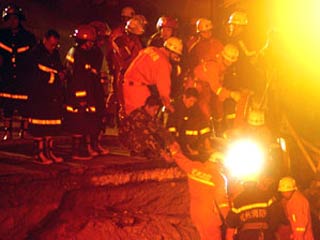 Китайские спасатели ищут 17 пропавших без вести при обрушении туннеля