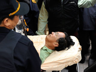 Бывший глава тайваньской администрации Чэнь Шуйбянь, который на прошлой неделе был арестован по обвинениям в коррупции и отмыванию денег, направлен сегодня в больницу