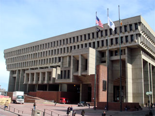 Первое место заняло здание Городского совета в Бостоне, более похожее на противоядерный бункер из серого бетона