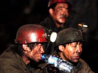 В Центральном Китае спасены 33 человека, оказавшиеся заблокированными под землей в результате затопления шахты