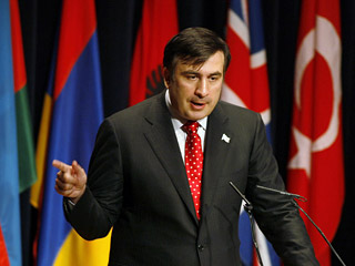 Россия напала на Грузию ради своих энергетических интересов, заявил Саакашвили с трибуны НАТО