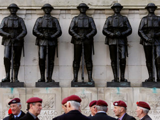 В Британии "фальшивый" ветеран 10 лет ходил на парады Победы с купленными медалями