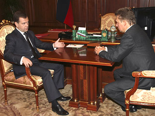 Президент РФ Дмитрий Медведев отдал распоряжение председателю правления "Газпрома" Алексею Миллеру взыскать долг за газ с Украины