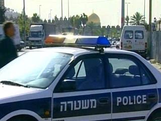 Израильская полиция уже отлавливает членов банды рэкетиров, которые решили "линчевать" владельца киоска за нежелание угостить их сладким