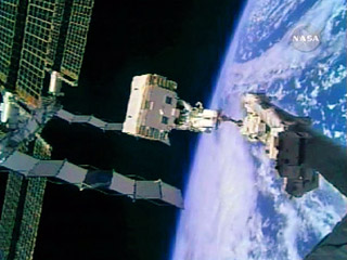 Астронавты с шаттла Endeavour начали второй за неделю выход за борт Международной космической станции (МКС)