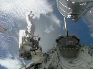 Астронавты пристыкованного к МКС космического корабля Endeavour Хайдемари Стефанишин-Пайпер и Шейн Кимбро успешно завершили работы на внешней поверхности МКС