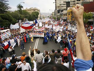 Около 400 тысяч госслужащих Чили прекратили в четверг общенациональную забастовку после того, как сенат Национального конгресса единогласно принял законопроект о повышении им заработной платы