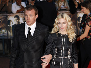 Известная американская певица Мадонна и британский кинорежиссер Гай Ричи официально развелись
