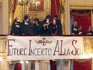 Музыканты и хористы, члены профсоюза Fials миланского театра La Scala, продолжают забастовку, которая, как они говорят, может продлиться год