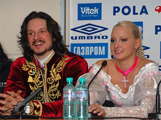 После исполнения обязательной программы среди танцоров лидируют россияне Оксана Домнина и Максим Шабалин, набравшие 38,77 баллов