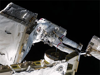 Астронавты пристыкованного к МКС космического корабля Endeavour Хейдемари Стефанишн-Пайпер и Стив Боуэн завершили третий из четырех запланированных на нынешний полет выходов в открытый космос