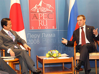 Президент Медведев успокоил японского премьера Таро Асо: "Нет неразрешимых проблем" 