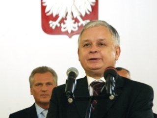 Президент Польши Лех Качиньский попросил никого не винить в инциденте в Грузии, так как он сам попросил изменить маршрут, по которому ехал его кортеж. Это заявление он сделал по возвращении в польскую столицу из Тбилиси