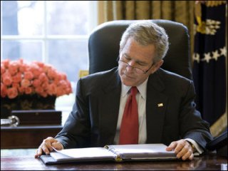 Президент США Джордж Буш в канун Для благодарения помиловал 14 осужденных соотечественников и еще двоим сократил сроки тюремного заключения