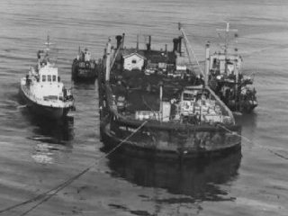 В 1970 году у побережья Острова принца Эдуарда потерпела катастрофу и затонула баржа Irving Whale с несколькими сотнями тонн мазута. 80-метровую баржу удалось поднять с глубины 67 метров только в 1996 году