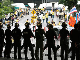 Демонстранты штурмом взяли терминал международного аэропорта Бангкока, требуя отставки премьера Таиланда