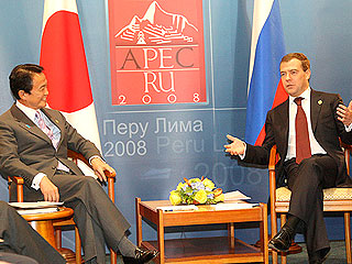 В ходе недавней встречи с президентом РФ Дмитрием Медведевым в Перу премьер Японии Таро Асо передал подарок его сыну - радиоуправляемую летающую модель робокота Дораэмона