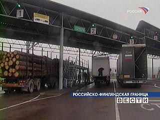 Премьер-министр Владимир Путин во вторник осмотрел участок российско-финской границы, где действует новая система досмотра грузовых автомобилей