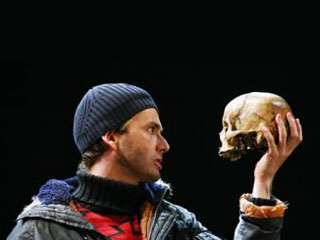 Его череп появился на сцене Шекспировского театра в городе Стратфорд-на- Эйвоне в постановке "Гамлета"