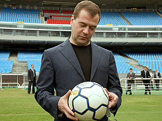 Президент России Дмитрий Медведев надеется, что бразильские тренеры научат российских спортсменов играть в футбол